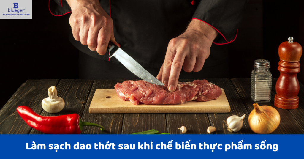 Làm sạch dao thớt sau khi chế biến thực phẩm sống